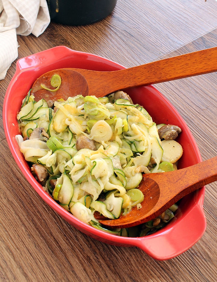 Garlic Zucchini Noodles with Leeks, Mushroom and Light Gravy