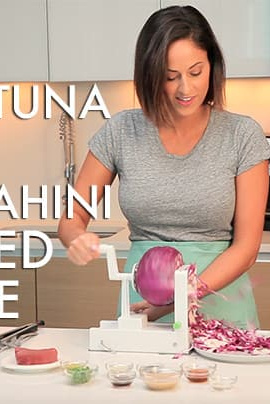 #EverydayInspiralized: Crusted Seared Tuna with Tahini-Sesame Spiralized Cabbage