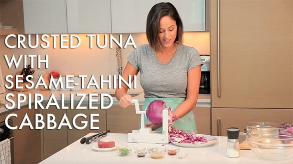 #EverydayInspiralized: Crusted Seared Tuna with Tahini-Sesame Spiralized Cabbage