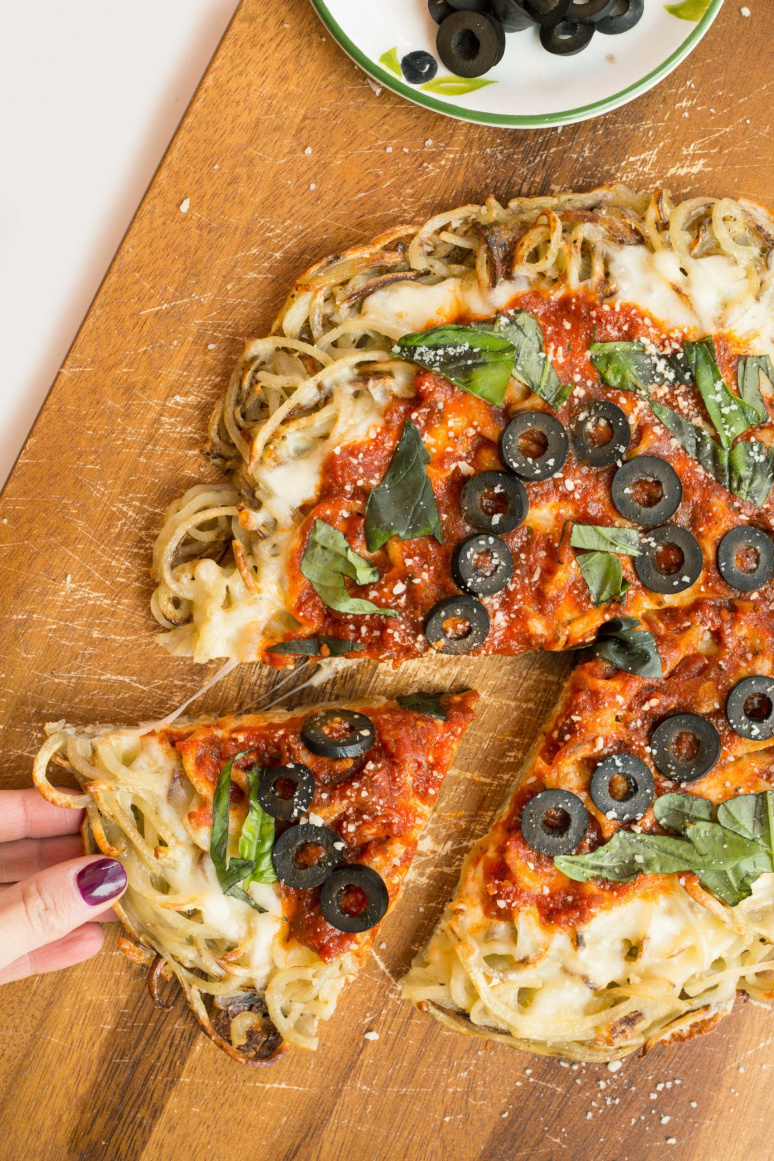 Spiralized Margherita Pizza with Olives and Basil